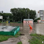 Дорожники устраняют последствия сильнейшего дождя в Барнауле