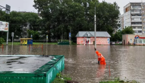 Дорожники устраняют последствия сильнейшего дождя в Барнауле