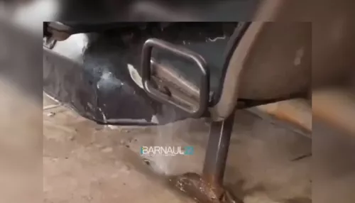 Фонтан из воды забил в барнаульском автобусе из-за дождя