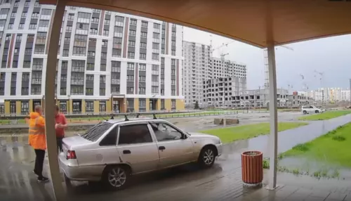 В новостройках Барнаула водители едут по тротуарам из-за ремонта дороги