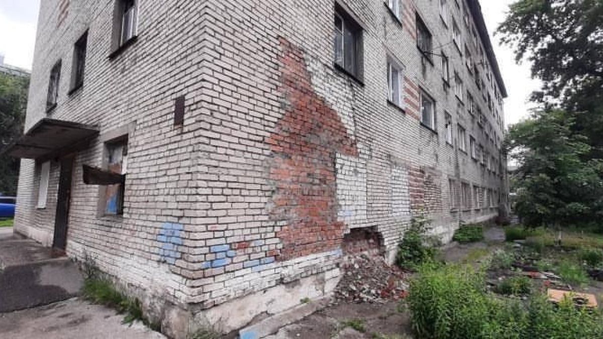 Разрушающееся здание в Новоалтайске по адресу ул. Вагоностроительная, 32
