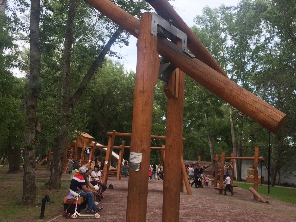 В парке "Изумрудный" частично демонтировали элементы детской площадки