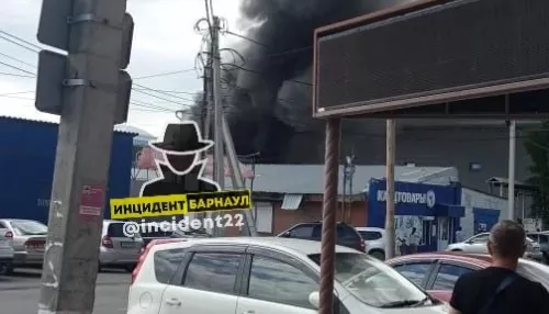 В Барнауле около ТЦ Ультра загорелся автомобильный бокс с Газелью