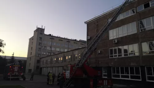 В Барнауле рано утром загорелся корпус технического вуза
