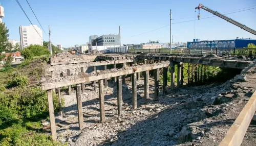 Барнаульцам показали, как проходит демонтаж моста на проспекте Ленина