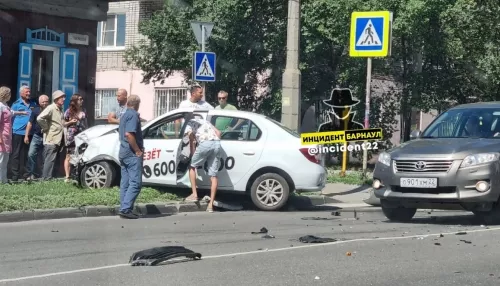 В Барнауле такси и легковушка столкнулись на проспекте Комсомольском