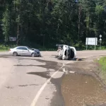 В Горном Алтае легковушка завалилась на бок на трассе – есть пострадавшие