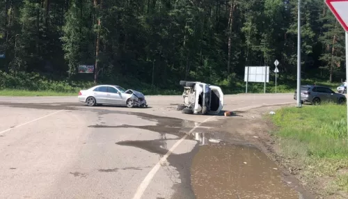 В Горном Алтае легковушка завалилась на бок на трассе – есть пострадавшие