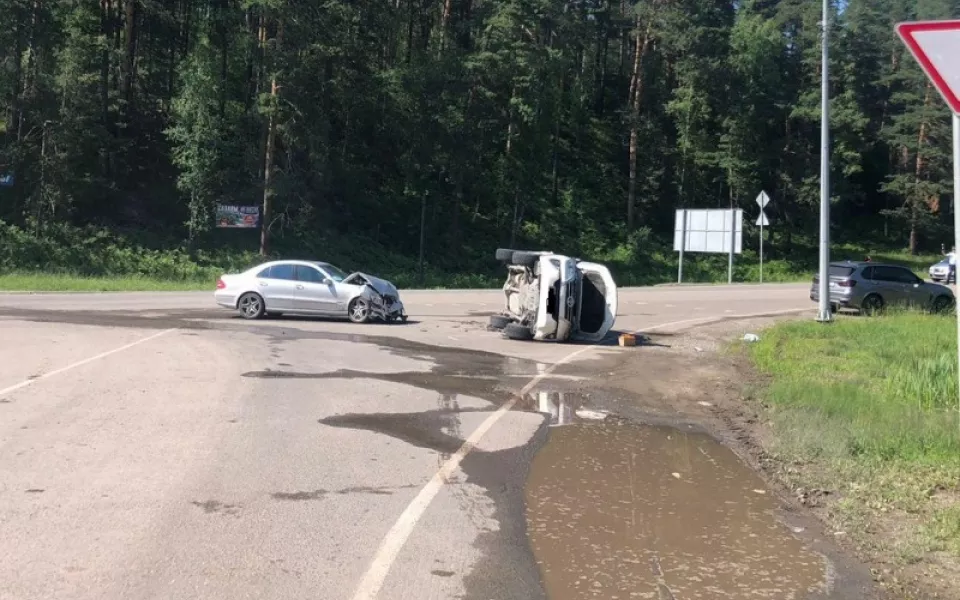 В Горном Алтае легковушка завалилась на бок на трассе  есть пострадавшие