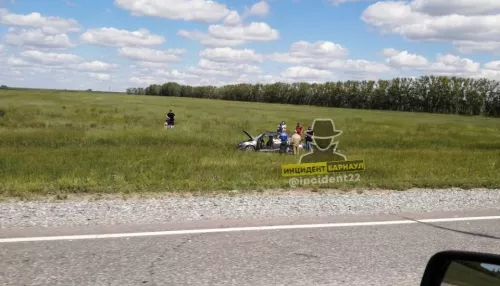 На алтайском трассе легковушка слетела в кювет и несколько раз перевернулась