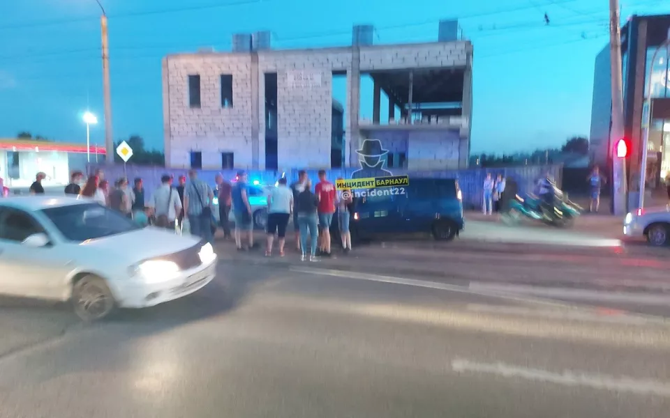 В Барнауле сбили семилетнего ребенка, который переходил дорогу на красный свет