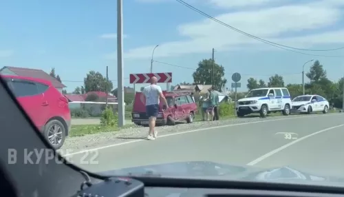 В Барнауле на Гоньбинском тракте столкнулись две отечественные легковушки