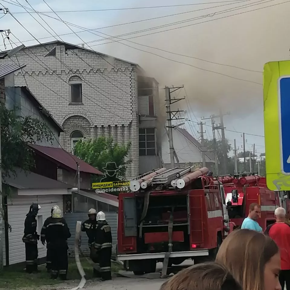 В Барнауле загорелся частный дом на улице Червонной - Толк 26.06.2022