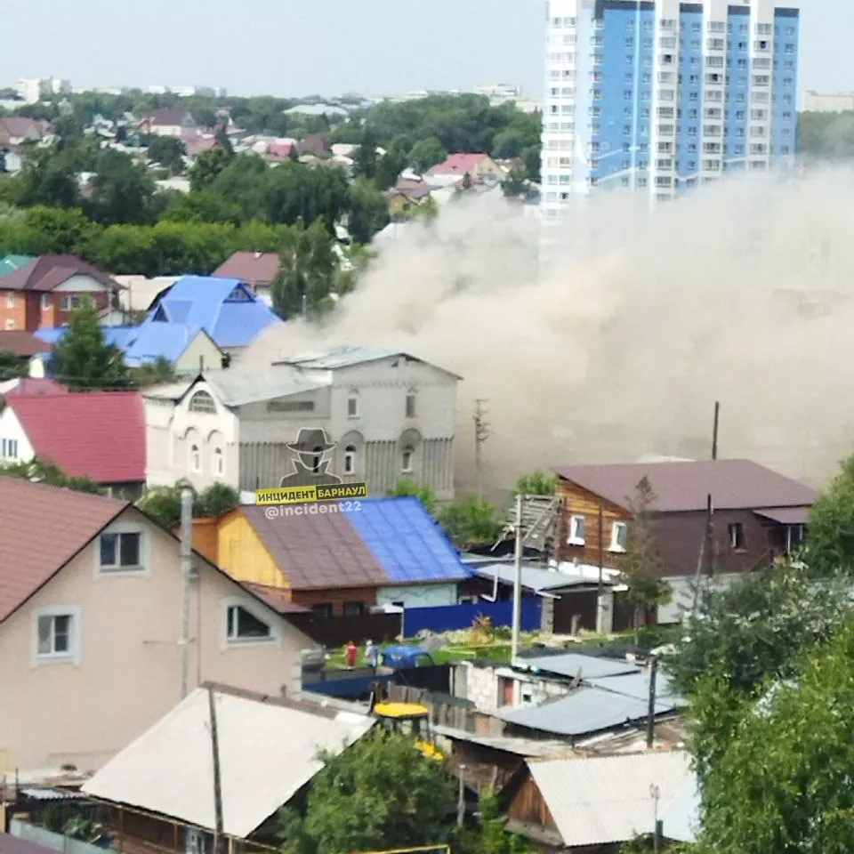 В Барнауле загорелся частный дом на улице Червонной - Толк 26.06.2022