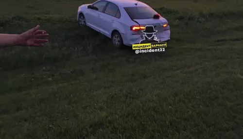 Volkswagen слетел в кювет после аварии на трассе Барнаул – Павловск