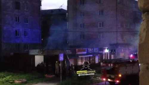 Продуктовый павильон с пекарней горел ночью в Барнауле