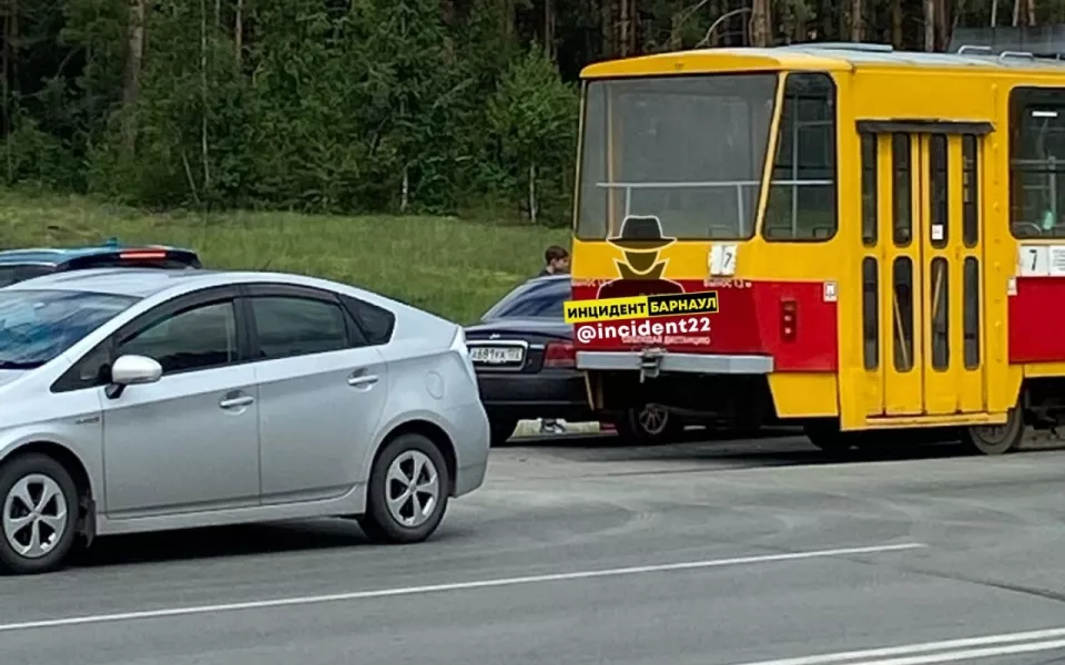 В Барнауле на Горе авария заблокировала движение трамваев