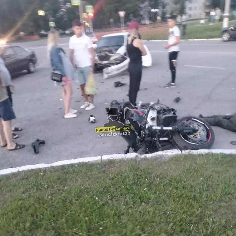 В Алтайском крае мотоцикл на дороге столкнулся с иномаркой - Толк 29.06.2022