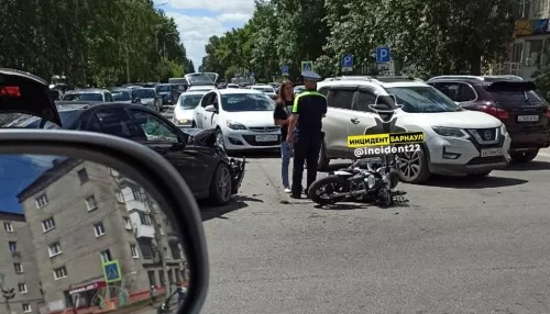 Mercedes и мотоцикл столкнулись на перекрестке в Барнауле