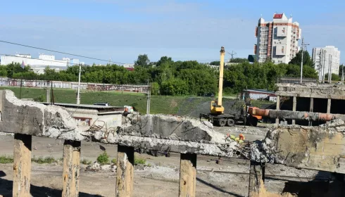 В Барнауле бурят скважины под сваи теплосети на мосту на Новом рынке