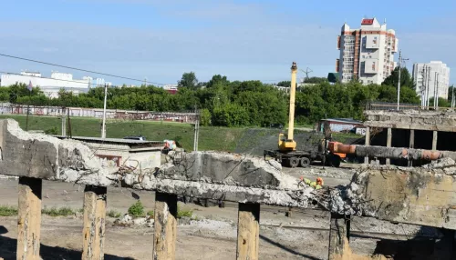 В Барнауле бурят скважины под сваи теплосети на мосту на Новом рынке