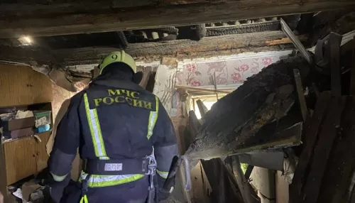 Два человека погибли при обрушении потолка в частном доме Барнаула