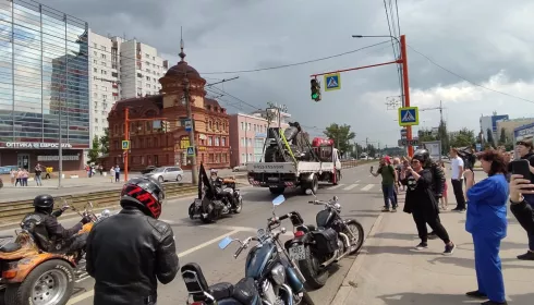 Со слезами на глазах: как в Барнауле байкеры провожали демонтированный мотоцикл