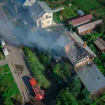 Пожар уничтожил крышу особняка в барнаульском поселке