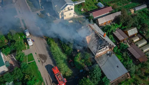 Пожар уничтожил крышу особняка в барнаульском поселке