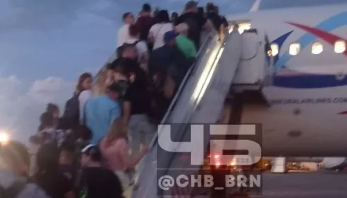 Барнаульцев уличили в давке на трапе при подъеме в самолет