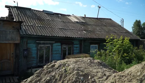 Барнаульский дом с рухнувшим потолком стал нежилым
