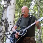 Розенбаум дал душевный концерт в лесу для алтайских военных