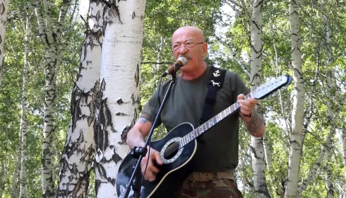 Розенбаум дал душевный концерт в лесу для алтайских военных