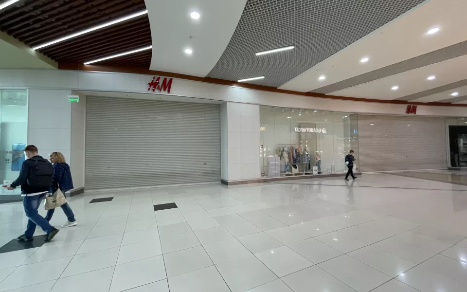 Правда ли, что H&M уходит из России и распродает оставшийся товар