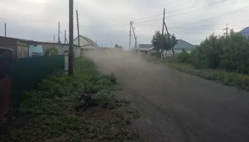 Жители Камня-на-Оби мучаются от пыли после отсыпки нескольких дорог шлаком