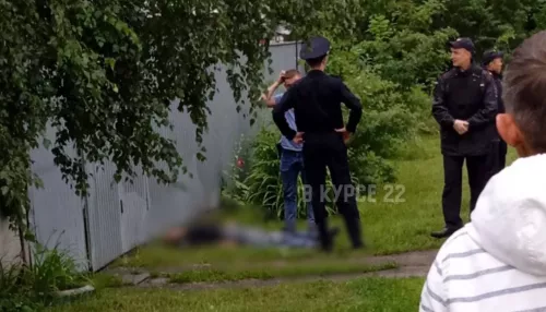 В пригороде Барнаула на остановке обнаружили тело мужчины