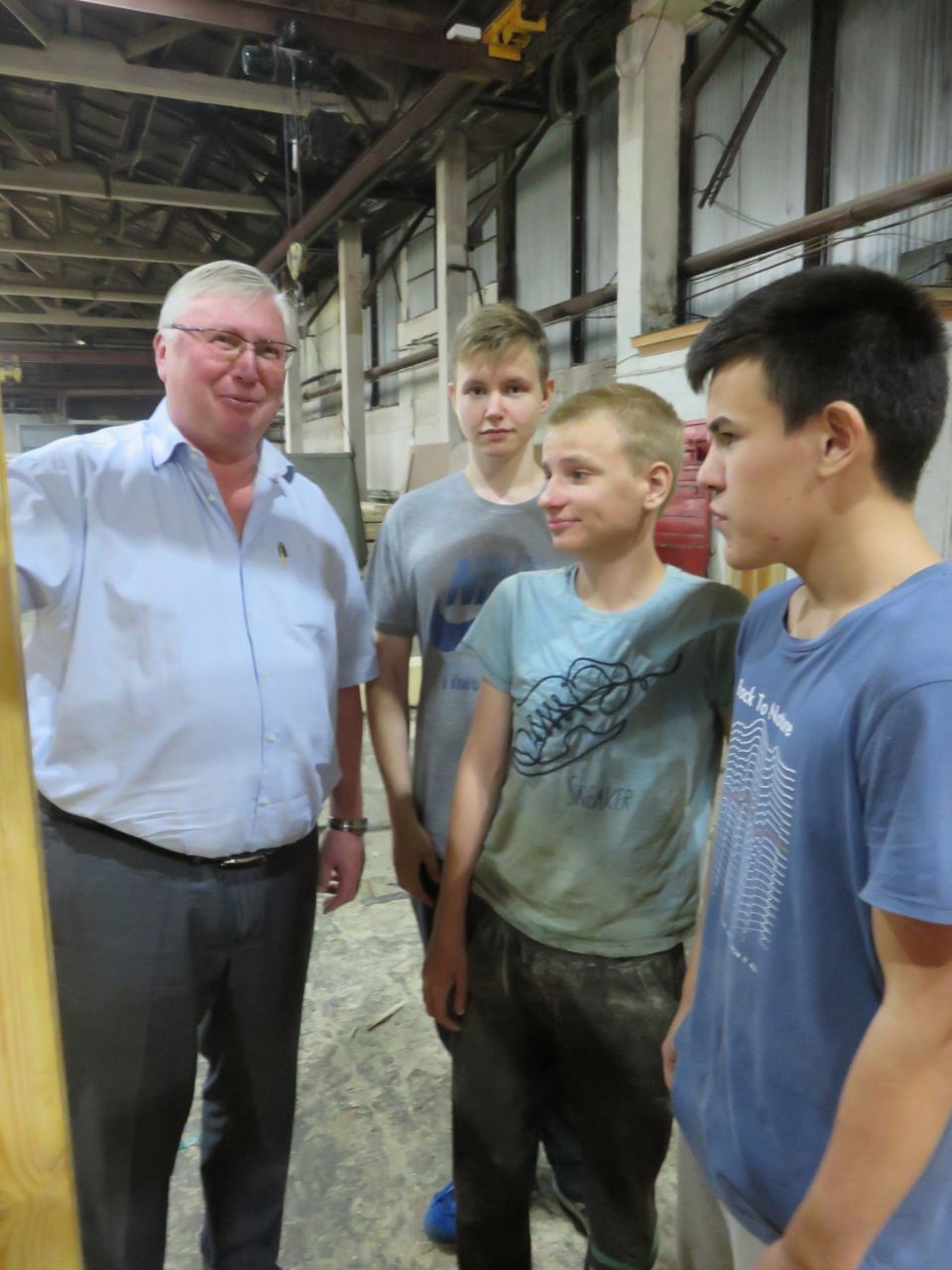 Сергей Ферапонтов общается со школьниками в цехе