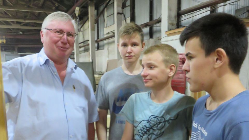Сергей Ферапонтов общается со школьниками в цехе 