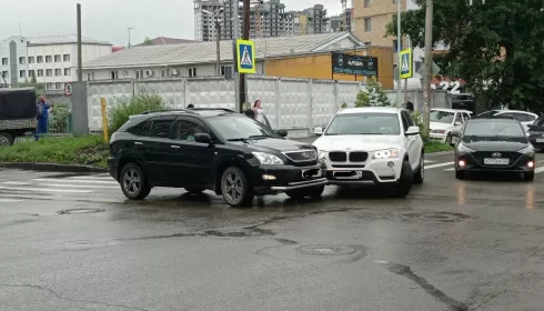 В центре Барнаула на аварийном перекрестке столкнулись Lexus и BMW