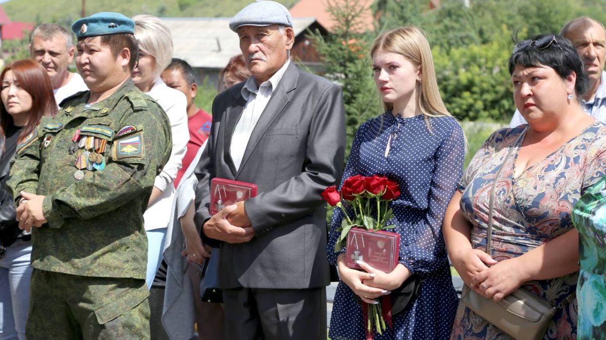 Олег Хорохордин вручил награды родным погибших на Украине