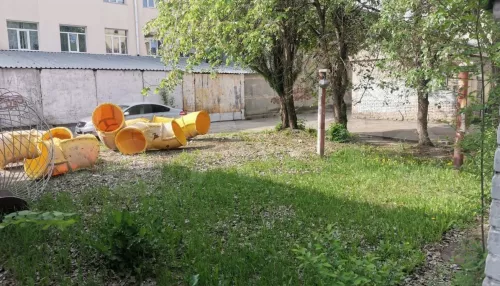 В Барнауле на продажу выставили двор районной администрации