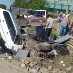 В Бийске два автомобиля угодили в глубокую яму на дороге