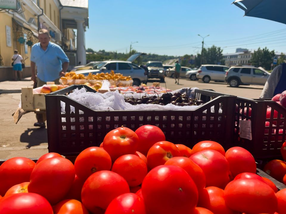 В Барнауле наступил пик уличной торговли ягодами и овощами