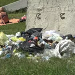 Загорают на мусоре: активисты вывезли с пляжа десятки мешков с отходами