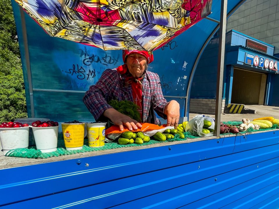 В Барнауле наступил пик уличной торговли ягодами и овощами