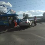 Ох уж эти москвичи: синий трамвай протаранил легковушку в Барнауле