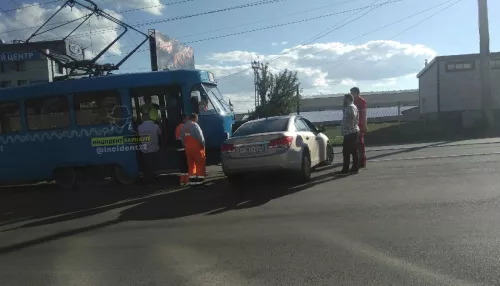 Ох уж эти москвичи: синий трамвай протаранил легковушку в Барнауле