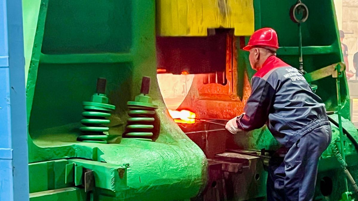 Новый штамповочный молот запущен в работу в кузнечном цехе Барнаульского завода мехпрессов