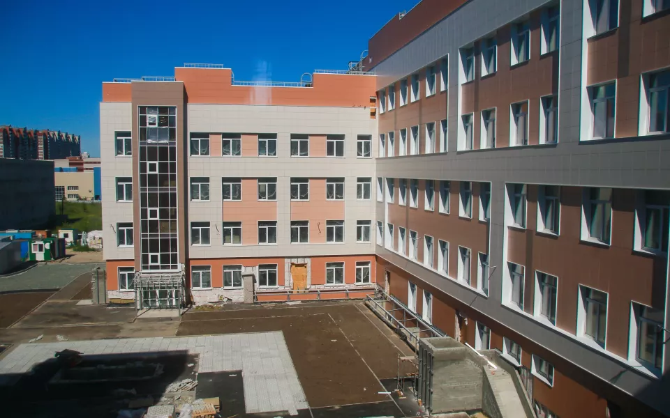 Как выглядит строящийся корпус новой супер-поликлиники в Барнауле