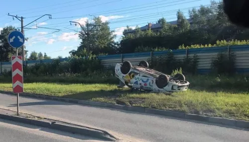 В Новосибирске автомобиль Яндекс Такси после ДТП перевернулся на крышу